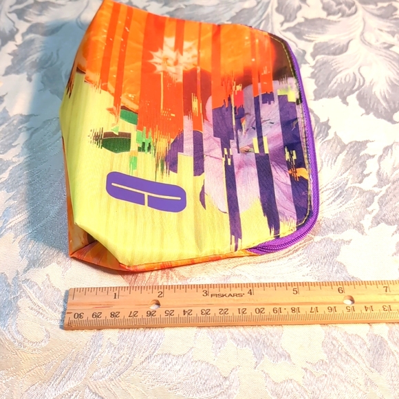 Clinique set of makeup bags - Picture 7 of 9